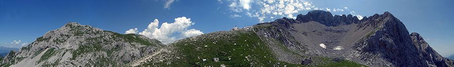 Vista panoramica dal sent. 244 oltre il Passo di Corna Piana (2154 m) verso Corna Piana a sx e Arera nord a dx